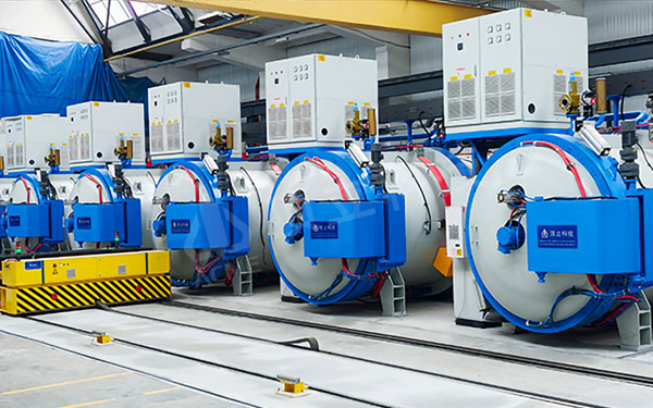 What types of vacuum quenching furnaces are available? What are their main applications?
