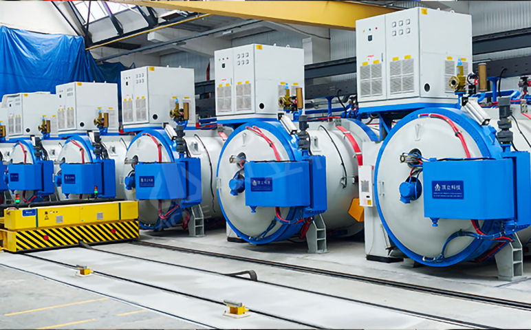 What types of vacuum heat treatment furnaces are available? What are their main applications?